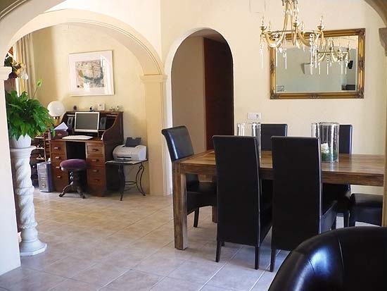 Smetteloos gerestaureerde villa in Moraira! U kunt er zo in. Alles nieuw!