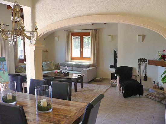 Smetteloos gerestaureerde villa in Moraira! U kunt er zo in. Alles nieuw!