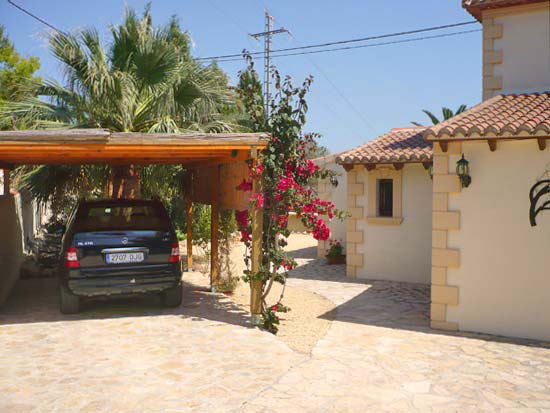Smetteloos gerestaureerde villa in Moraira! U kunt er zo in. Alles nieuw!