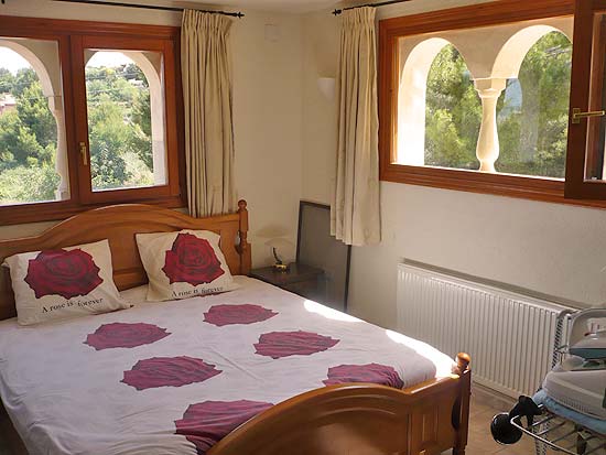 Smetteloos gerestaureerde villa in Moraira! U kunt er zo in. Alles nieuw!