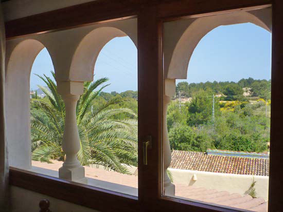 Smetteloos gerestaureerde villa in Moraira! U kunt er zo in. Alles nieuw!