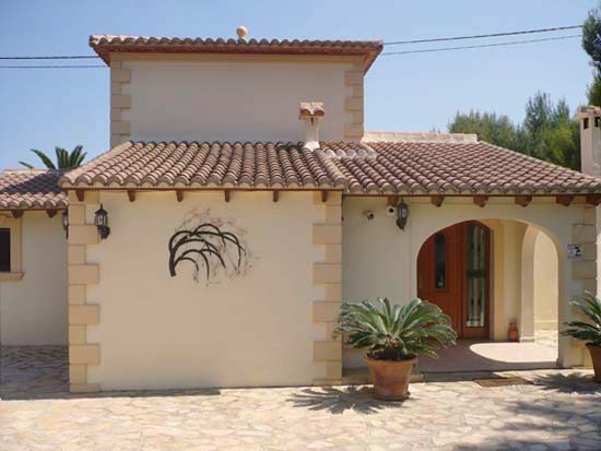 Smetteloos gerestaureerde villa in Moraira! U kunt er zo in. Alles nieuw!