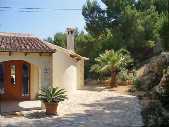 Smetteloos gerestaureerde villa in Moraira! U kunt er zo in. Alles nieuw!