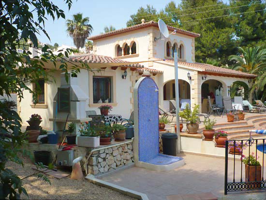 Smetteloos gerestaureerde villa in Moraira! U kunt er zo in. Alles nieuw!