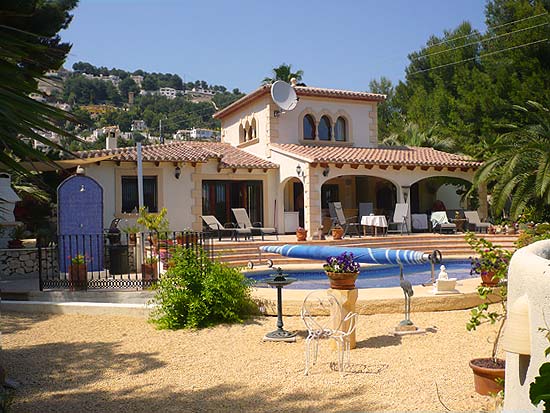 Smetteloos gerestaureerde villa in Moraira! U kunt er zo in. Alles nieuw!