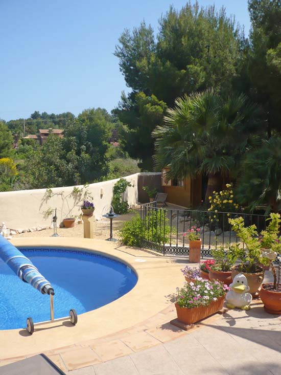 Smetteloos gerestaureerde villa in Moraira! U kunt er zo in. Alles nieuw!