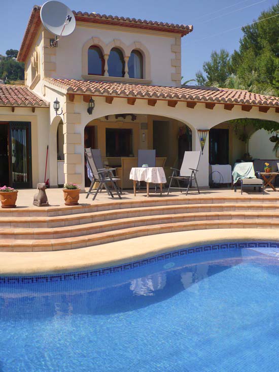 Smetteloos gerestaureerde villa in Moraira! U kunt er zo in. Alles nieuw!