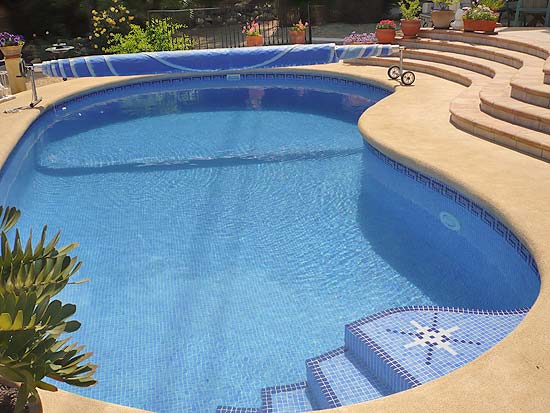 Smetteloos gerestaureerde villa in Moraira! U kunt er zo in. Alles nieuw!