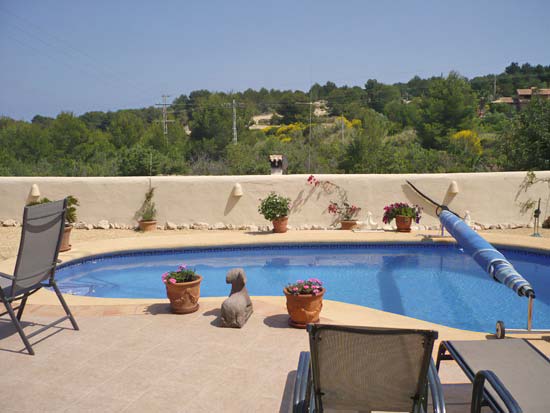 Smetteloos gerestaureerde villa in Moraira! U kunt er zo in. Alles nieuw!