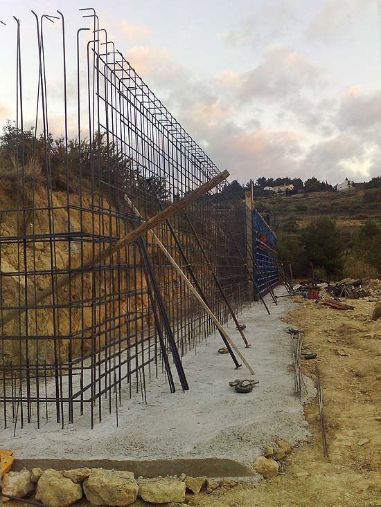 Crisis: in Pedramala, een van de mooiste en meest geliefde plekjes van Benissa, hebben wij dit grondstuk van 10.000 m2 incl. ontwerp voor een huis MET bouwvergunning te koop. 100.000 Euro onder de kostprijs!