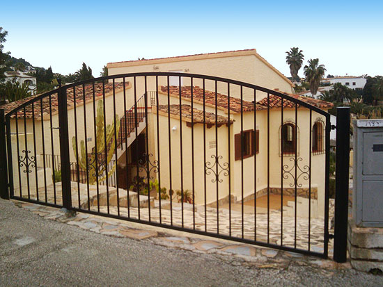 Te koop van EERSTE EIGENAAR, deze perfect onderhouden villa in Benissa Costa, voor 285.000 euro.