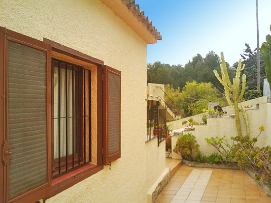 Te koop van EERSTE EIGENAAR, deze perfect onderhouden villa in Benissa Costa, voor 285.000 euro.