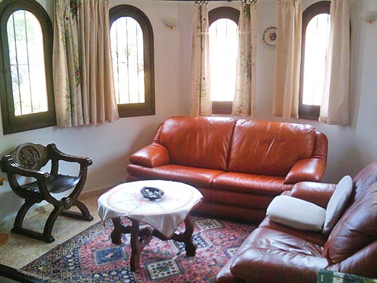 Te koop van EERSTE EIGENAAR, deze perfect onderhouden villa in Benissa Costa, voor 285.000 euro.