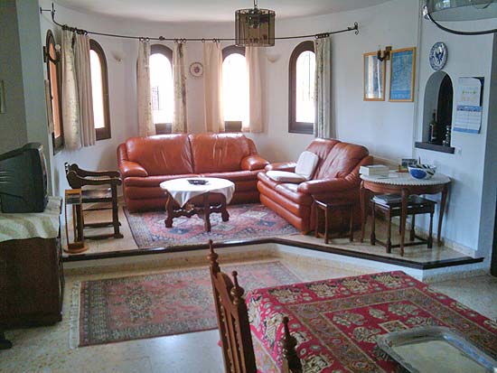 Te koop van EERSTE EIGENAAR, deze perfect onderhouden villa in Benissa Costa, voor 285.000 euro.