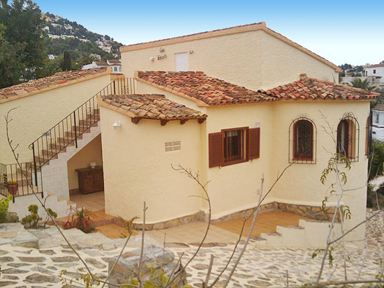 Te koop van EERSTE EIGENAAR, deze perfect onderhouden villa in Benissa Costa, voor 285.000 euro.