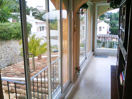Te koop van EERSTE EIGENAAR, deze perfect onderhouden villa in Benissa Costa, voor 285.000 euro.