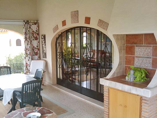 Te koop van EERSTE EIGENAAR, deze perfect onderhouden villa in Benissa Costa, voor 285.000 euro.