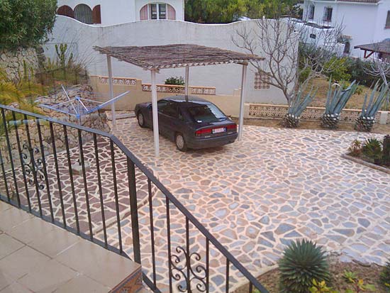 Te koop van EERSTE EIGENAAR, deze perfect onderhouden villa in Benissa Costa, voor 285.000 euro.