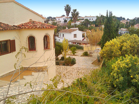 Te koop van EERSTE EIGENAAR, deze perfect onderhouden villa in Benissa Costa, voor 285.000 euro.