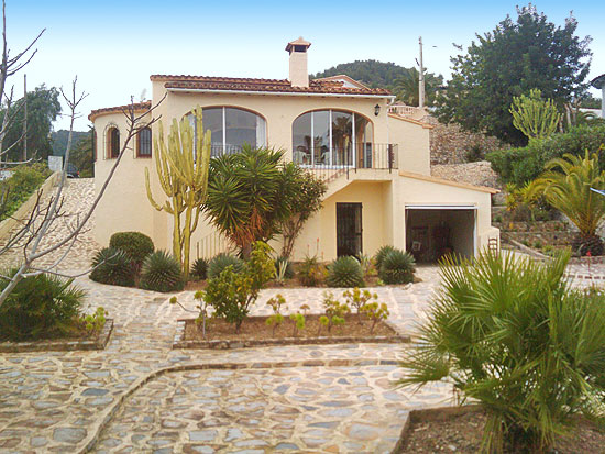 Te koop van EERSTE EIGENAAR, deze perfect onderhouden villa in Benissa Costa, voor 285.000 euro.