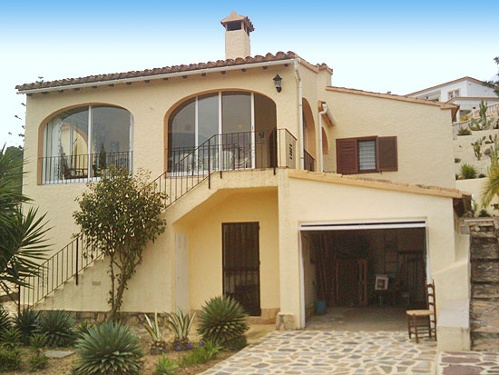Te koop van EERSTE EIGENAAR, deze perfect onderhouden villa in Benissa Costa, voor 285.000 euro.