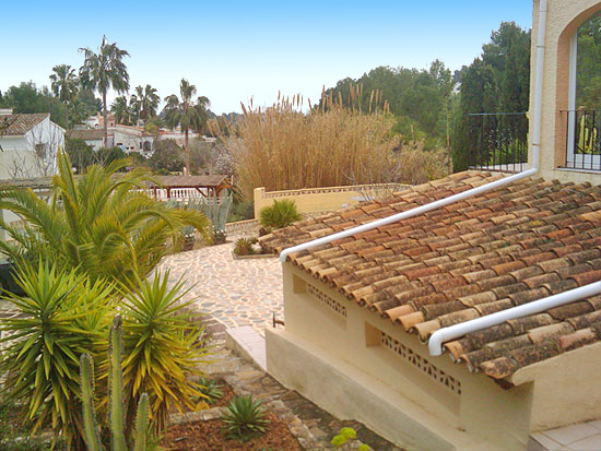 Te koop van EERSTE EIGENAAR, deze perfect onderhouden villa in Benissa Costa, voor 285.000 euro.