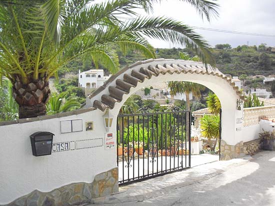 Delightful 3-bedroom villa set in tranquil surroundings at the end of a cul de sac. Completely refurbished 2005 for only 395.000 euro!