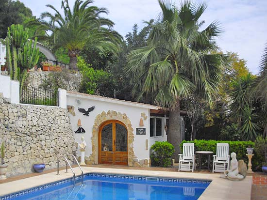 Delightful 3-bedroom villa set in tranquil surroundings at the end of a cul de sac. Completely refurbished 2005 for only 395.000 euro!