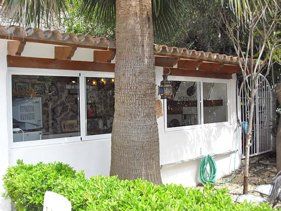 Delightful 3-bedroom villa set in tranquil surroundings at the end of a cul de sac. Completely refurbished 2005 for only 395.000 euro!