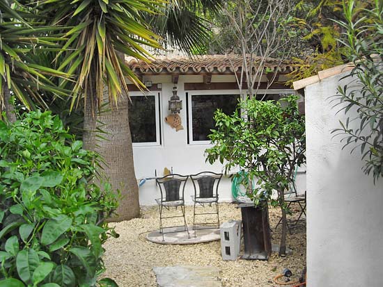 Delightful 3-bedroom villa set in tranquil surroundings at the end of a cul de sac. Completely refurbished 2005 for only 395.000 euro!