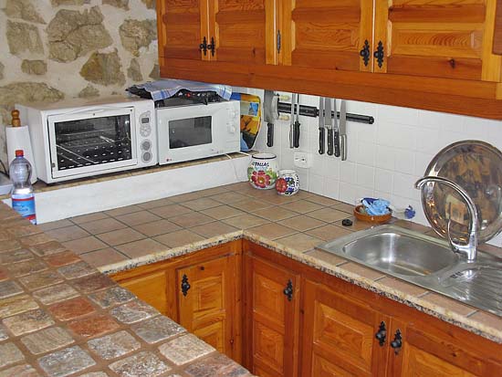 Delightful 3-bedroom villa set in tranquil surroundings at the end of a cul de sac. Completely refurbished 2005 for only 395.000 euro!