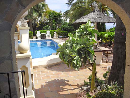 Delightful 3-bedroom villa set in tranquil surroundings at the end of a cul de sac. Completely refurbished 2005 for only 395.000 euro!