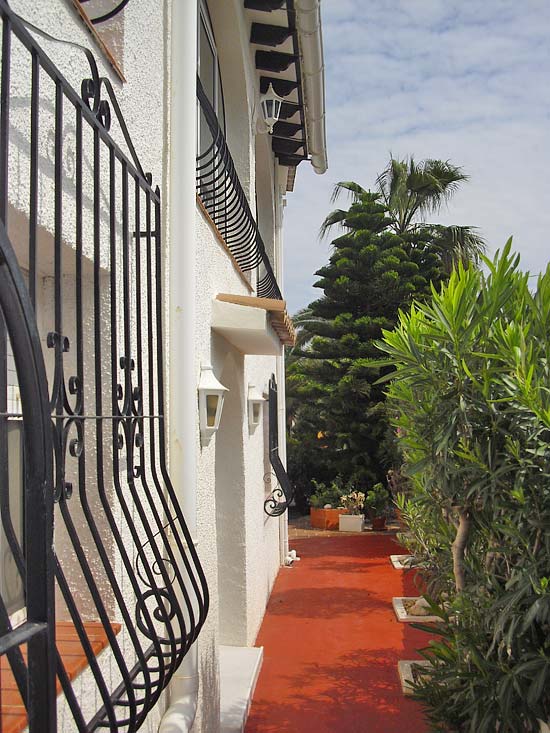 Delightful 3-bedroom villa set in tranquil surroundings at the end of a cul de sac. Completely refurbished 2005 for only 395.000 euro!