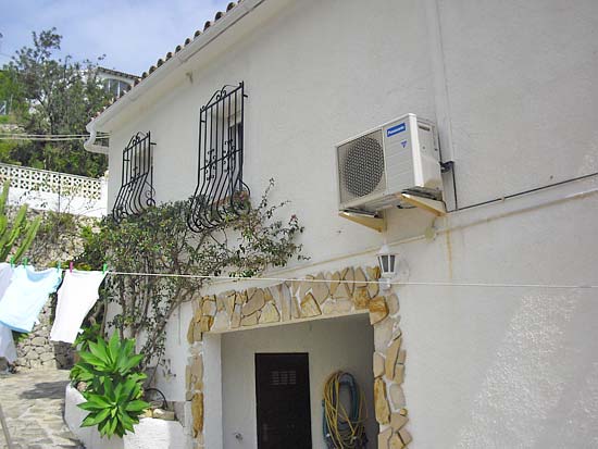 Delightful 3-bedroom villa set in tranquil surroundings at the end of a cul de sac. Completely refurbished 2005 for only 395.000 euro!