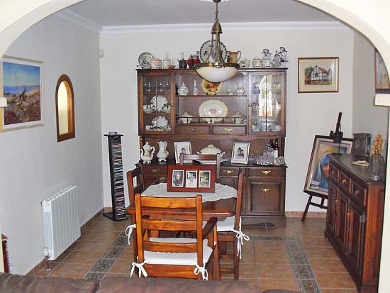Delightful 3-bedroom villa set in tranquil surroundings at the end of a cul de sac. Completely refurbished 2005 for only 395.000 euro!