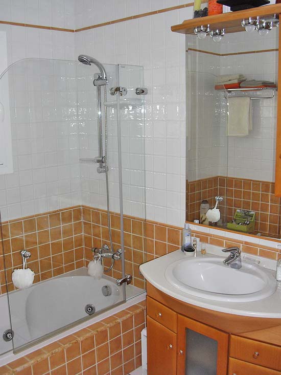 Delightful 3-bedroom villa set in tranquil surroundings at the end of a cul de sac. Completely refurbished 2005 for only 395.000 euro!