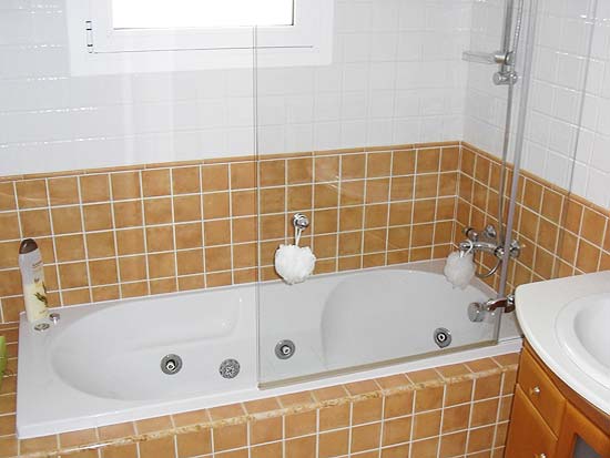 Delightful 3-bedroom villa set in tranquil surroundings at the end of a cul de sac. Completely refurbished 2005 for only 395.000 euro!