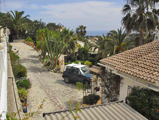 Delightful 3-bedroom villa set in tranquil surroundings at the end of a cul de sac. Completely refurbished 2005 for only 395.000 euro!