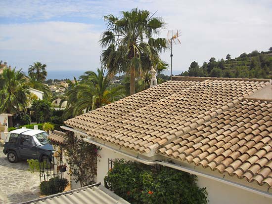 Delightful 3-bedroom villa set in tranquil surroundings at the end of a cul de sac. Completely refurbished 2005 for only 395.000 euro!