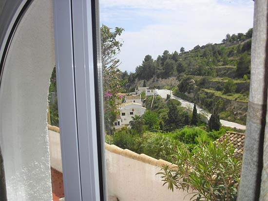 Delightful 3-bedroom villa set in tranquil surroundings at the end of a cul de sac. Completely refurbished 2005 for only 395.000 euro!