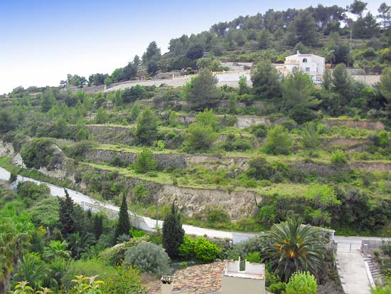 Delightful 3-bedroom villa set in tranquil surroundings at the end of a cul de sac. Completely refurbished 2005 for only 395.000 euro!