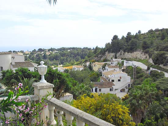 Delightful 3-bedroom villa set in tranquil surroundings at the end of a cul de sac. Completely refurbished 2005 for only 395.000 euro!