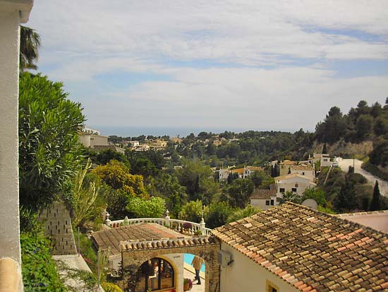 Delightful 3-bedroom villa set in tranquil surroundings at the end of a cul de sac. Completely refurbished 2005 for only 395.000 euro!