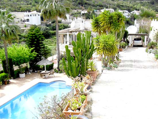 Delightful 3-bedroom villa set in tranquil surroundings at the end of a cul de sac. Completely refurbished 2005 for only 395.000 euro!