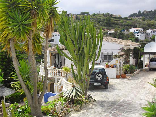 Delightful 3-bedroom villa set in tranquil surroundings at the end of a cul de sac. Completely refurbished 2005 for only 395.000 euro!