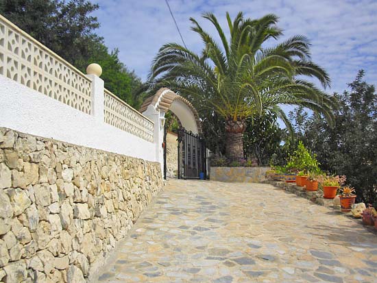 Delightful 3-bedroom villa set in tranquil surroundings at the end of a cul de sac. Completely refurbished 2005 for only 395.000 euro!