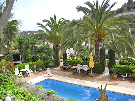 Delightful 3-bedroom villa set in tranquil surroundings at the end of a cul de sac. Completely refurbished 2005 for only 395.000 euro!