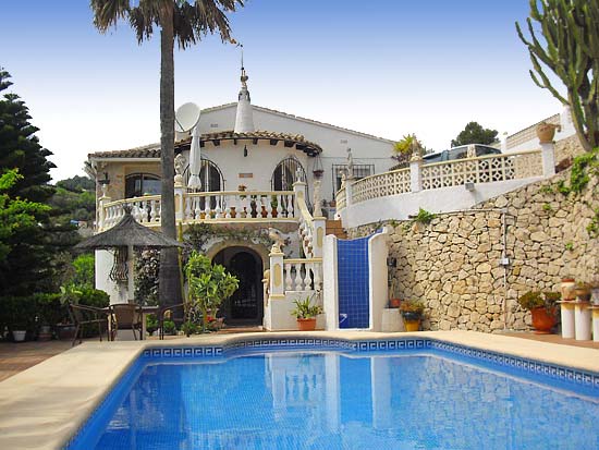 Delightful 3-bedroom villa set in tranquil surroundings at the end of a cul de sac. Completely refurbished 2005 for only 395.000 euro!