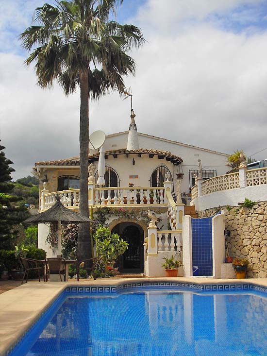 Delightful 3-bedroom villa set in tranquil surroundings at the end of a cul de sac. Completely refurbished 2005 for only 395.000 euro!