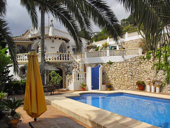 Delightful 3-bedroom villa set in tranquil surroundings at the end of a cul de sac. Completely refurbished 2005 for only 395.000 euro!